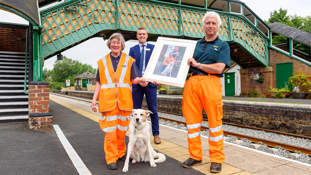 Presentation of framed picture